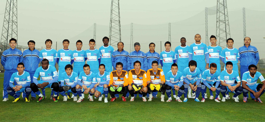 Hình ảnh ban huấn luyện và cầu thủ đội bóng đá Hòa Phát Hà Nội. (Nguồn: http://web.archive.org/web/20100723141313im_/https://www.hoaphatfc.com.vn/images/Home/Team.jpg)